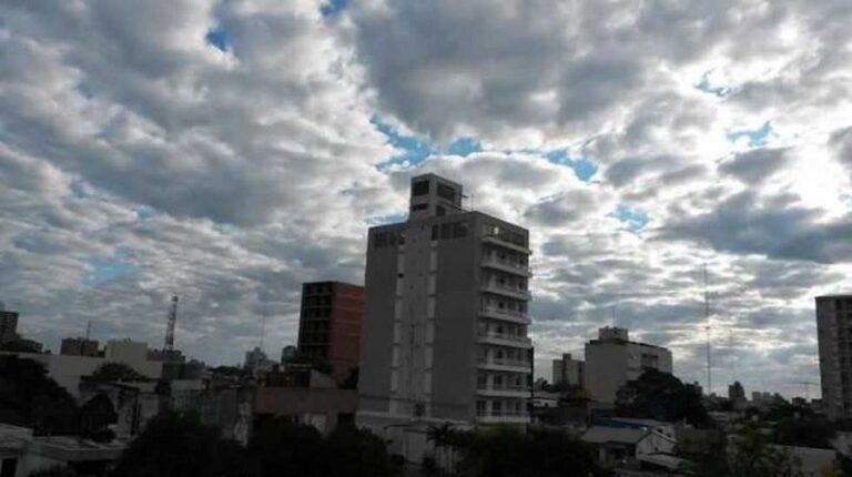 Enero sorpresivo: cielo nublado, mínima de 19 y máxima de 33 grados para hoy lunes