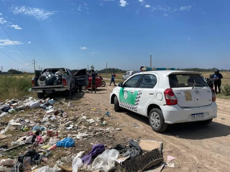 Lo sorprendieron arrojando basura en la calle y lo multaron por sucio