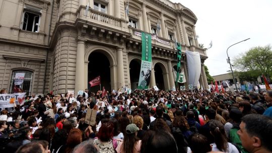 Falta de medicamentos y despido del 16% del personal: el impacto del recorte en Salud