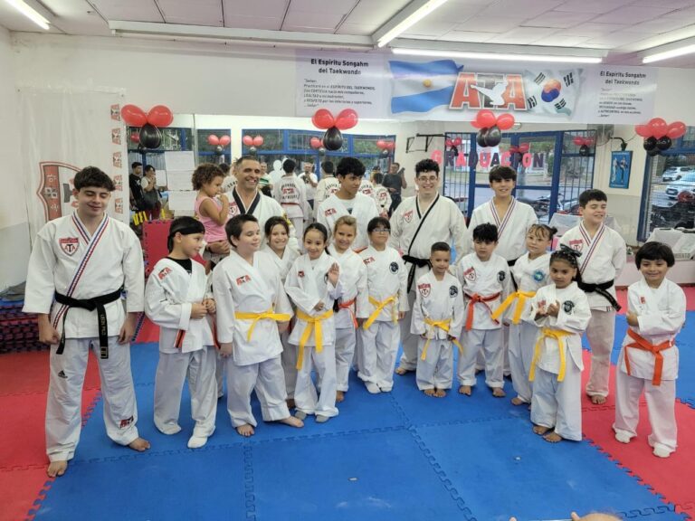 La academia Galaxy Taekwondo realizó la primera graduación de alumnos del año